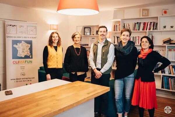 Derrière les dessins, il y a des visages.