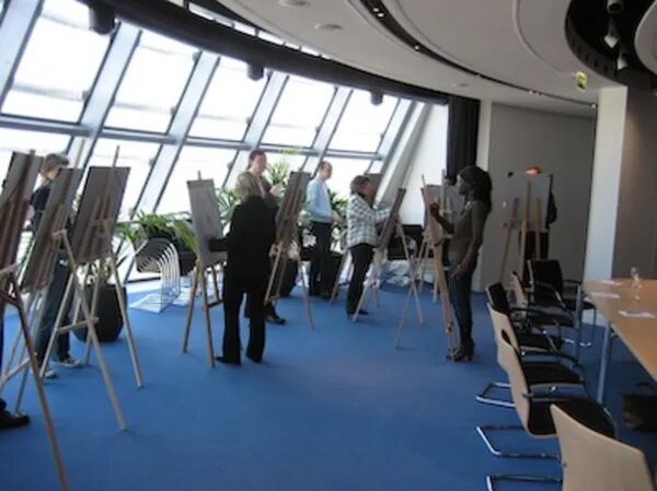 Quinze personnes, trois services, zéro mot.